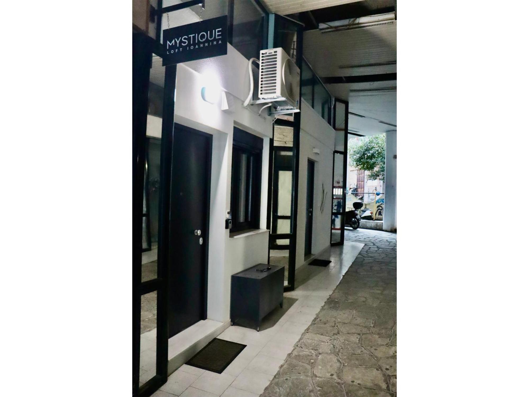 Mystique Loft Ioannina Apartment Bagian luar foto
